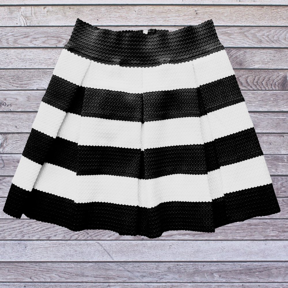 HONEY PUNCH BLACK & WHITE SKIRT SIZE S